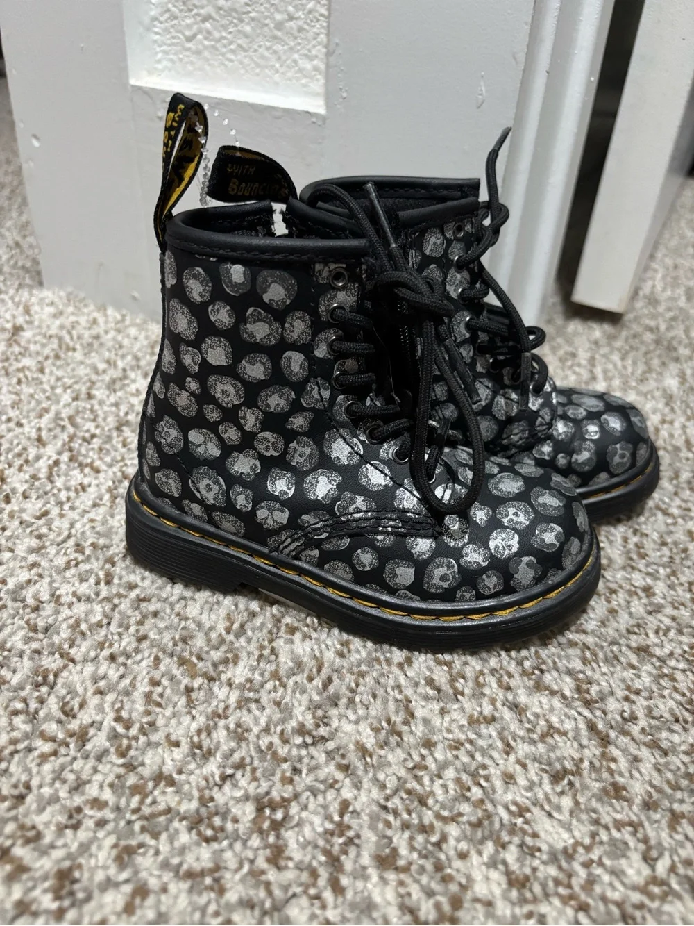 Dr. Martens Kids' Black glitter leopard Skull Print Lace-Up Boots